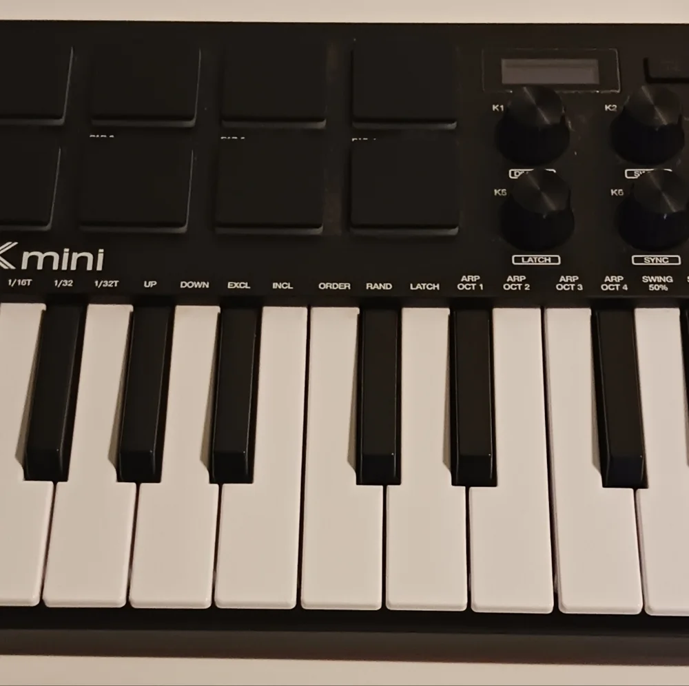 Akai (MPK Mini)MK3-(Red/Black)-(25 Key USB MIDI)-(Pre-owned)-(New Condition)-$85 - Picture 4 of 4